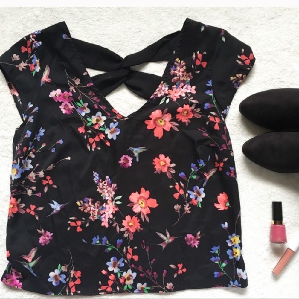 Floral crisscross back express blouse